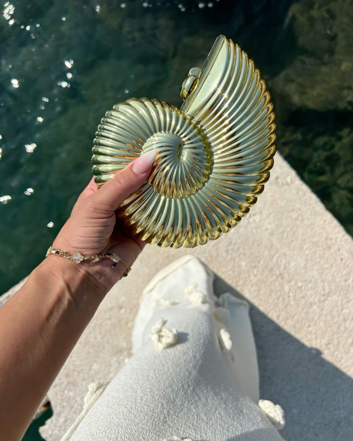 Bolso Ariel Gold Clutch en color default title - Cloe Montiel