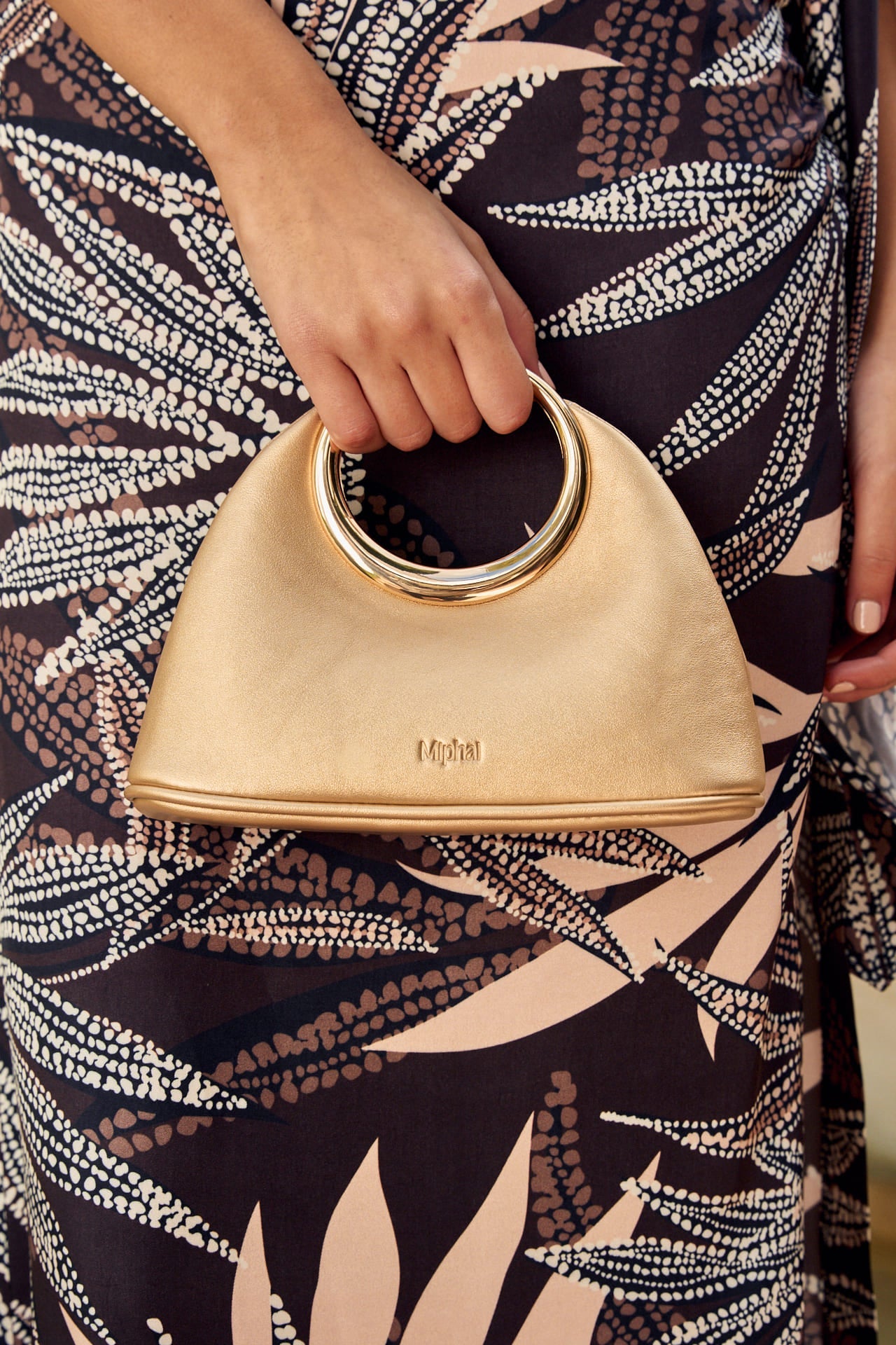 Bolso de mano con aro dorado