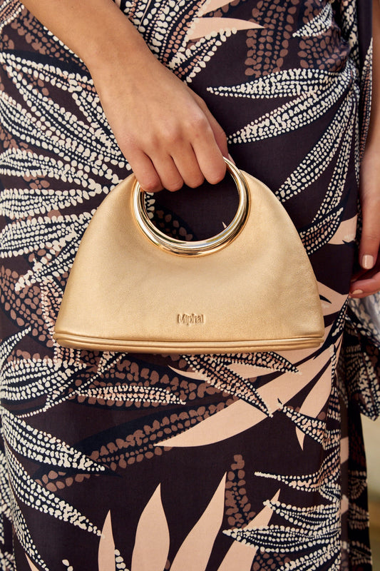 Bolso de mano con aro dorado